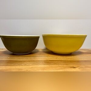 2 PYREX vintage primary colour pattern bowls
